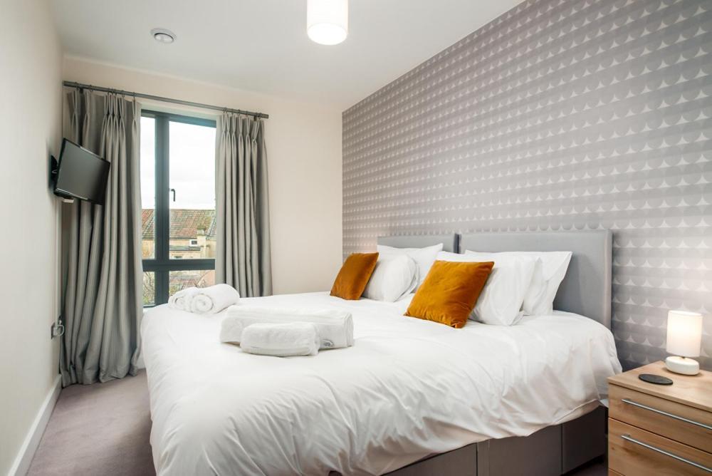 Solar Sanctuary- Skyline Balcony, City Centre, Three Floors, King Beds, Netflix And More! 바스 외부 사진