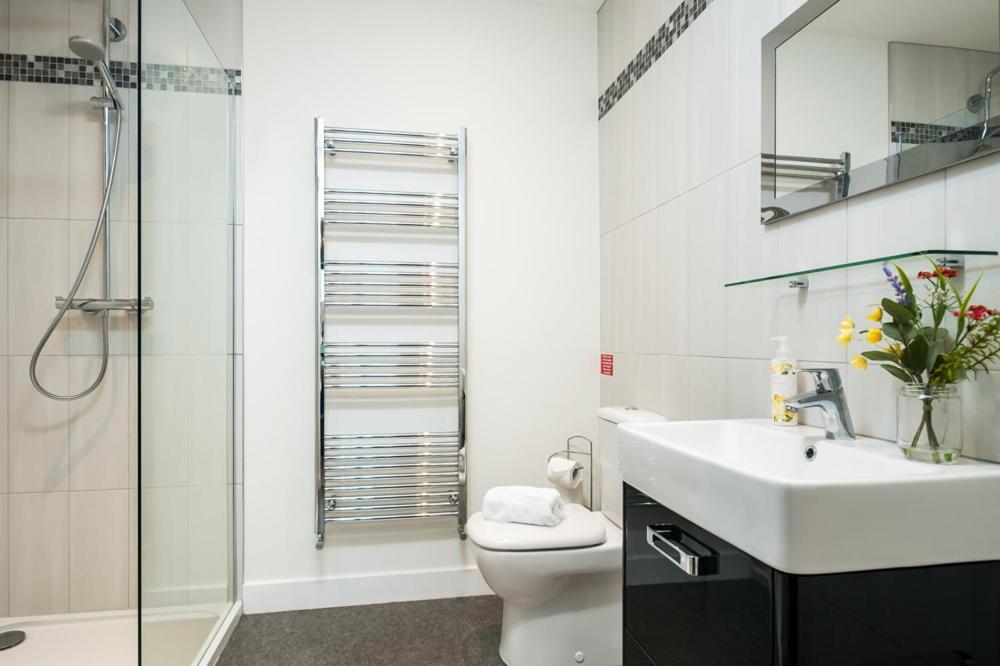 Solar Sanctuary- Skyline Balcony, City Centre, Three Floors, King Beds, Netflix And More! 바스 외부 사진